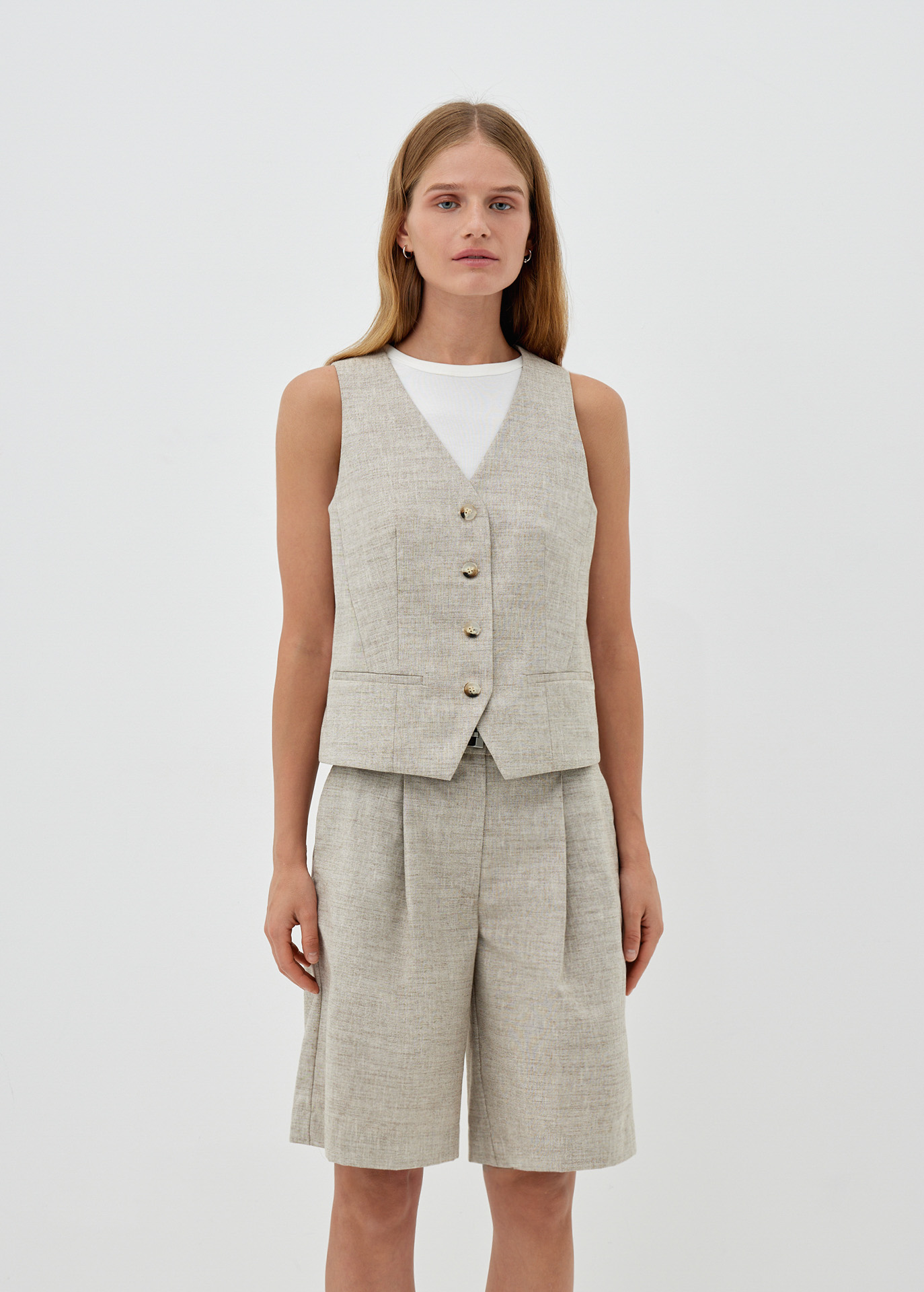 Жилет прямого кроя из фактурной ткани 8870₽